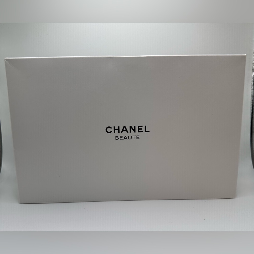 CHANEL GWP White Felt Makeup Pouch - Picture 2 of 12